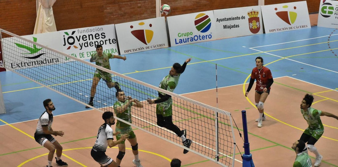 El Extremadura Grupo Laura Otero, que hasta ayer era líder invicto de su grupo de Superliga Masculina 2 de voleibol, perdió ambos honores ante el CD Badajoz Extremadura, que venció a los miajadeños 0-3. Su entrenador 'Friser' asegura que, aunque están tristes con la derrota, también tienen ilusión con los dos partidos que les quedan y que les permitan poder lograr el objetivo de clasificarse para la Copa Príncipe, puesto que el equipo ha trabajado muy duro durante toda la temporada y va a luchar. 