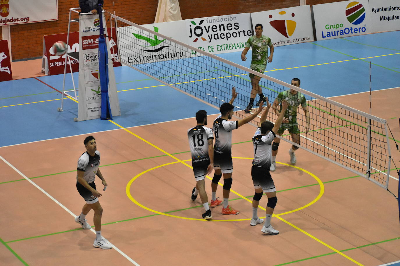 El Extremadura Grupo Laura Otero, que hasta ayer era líder invicto de su grupo de Superliga Masculina 2 de voleibol, perdió ambos honores ante el CD Badajoz Extremadura, que venció a los miajadeños 0-3. Su entrenador 'Friser' asegura que, aunque están tristes con la derrota, también tienen ilusión con los dos partidos que les quedan y que les permitan poder lograr el objetivo de clasificarse para la Copa Príncipe, puesto que el equipo ha trabajado muy duro durante toda la temporada y va a luchar. 