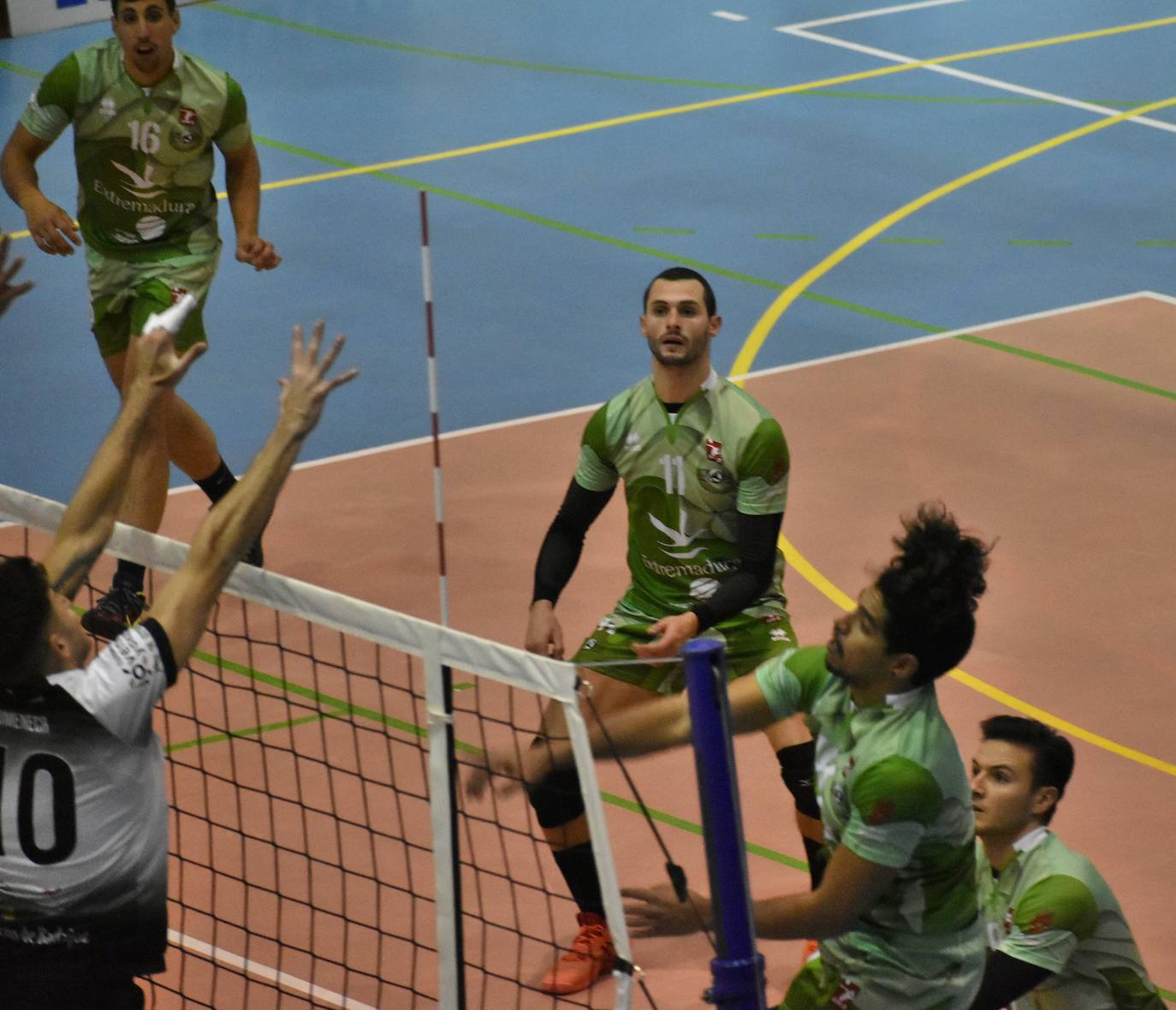 El Extremadura Grupo Laura Otero, que hasta ayer era líder invicto de su grupo de Superliga Masculina 2 de voleibol, perdió ambos honores ante el CD Badajoz Extremadura, que venció a los miajadeños 0-3. Su entrenador 'Friser' asegura que, aunque están tristes con la derrota, también tienen ilusión con los dos partidos que les quedan y que les permitan poder lograr el objetivo de clasificarse para la Copa Príncipe, puesto que el equipo ha trabajado muy duro durante toda la temporada y va a luchar. 