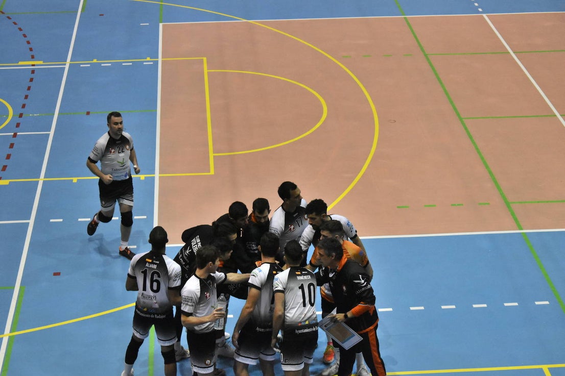 El Extremadura Grupo Laura Otero, que hasta ayer era líder invicto de su grupo de Superliga Masculina 2 de voleibol, perdió ambos honores ante el CD Badajoz Extremadura, que venció a los miajadeños 0-3. Su entrenador 'Friser' asegura que, aunque están tristes con la derrota, también tienen ilusión con los dos partidos que les quedan y que les permitan poder lograr el objetivo de clasificarse para la Copa Príncipe, puesto que el equipo ha trabajado muy duro durante toda la temporada y va a luchar. 