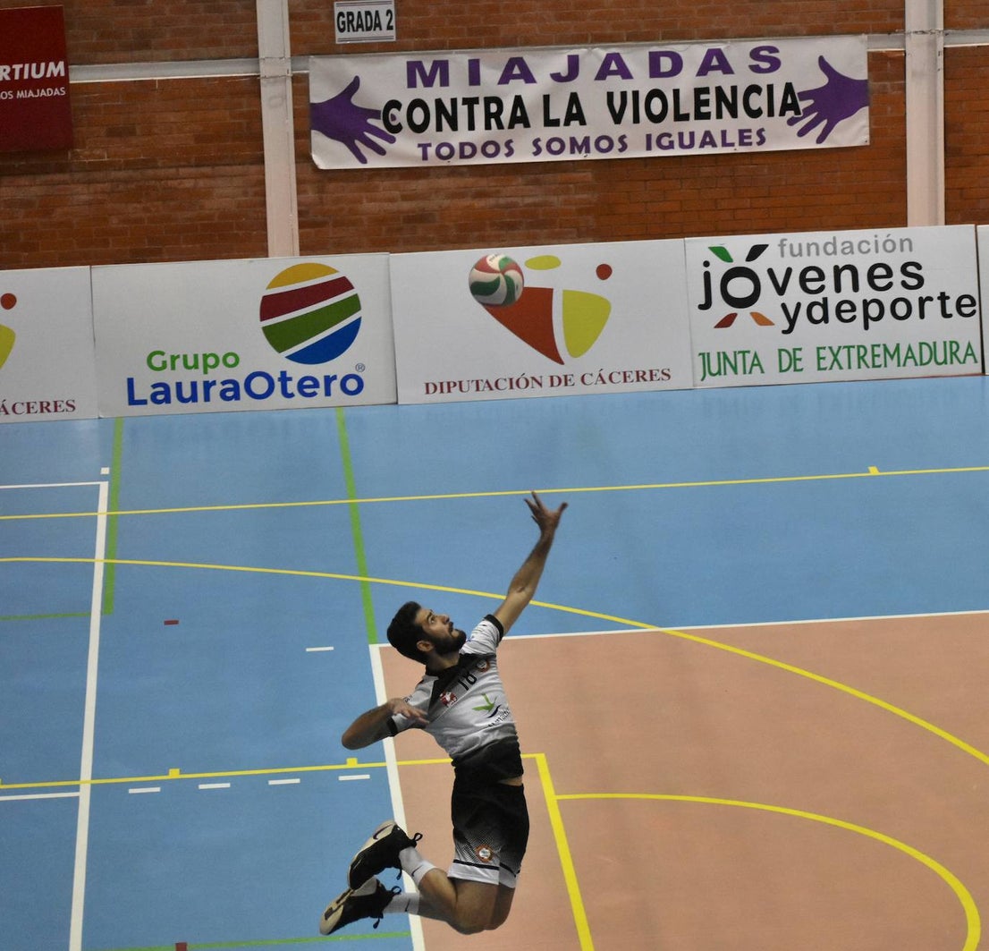 El Extremadura Grupo Laura Otero, que hasta ayer era líder invicto de su grupo de Superliga Masculina 2 de voleibol, perdió ambos honores ante el CD Badajoz Extremadura, que venció a los miajadeños 0-3. Su entrenador 'Friser' asegura que, aunque están tristes con la derrota, también tienen ilusión con los dos partidos que les quedan y que les permitan poder lograr el objetivo de clasificarse para la Copa Príncipe, puesto que el equipo ha trabajado muy duro durante toda la temporada y va a luchar. 