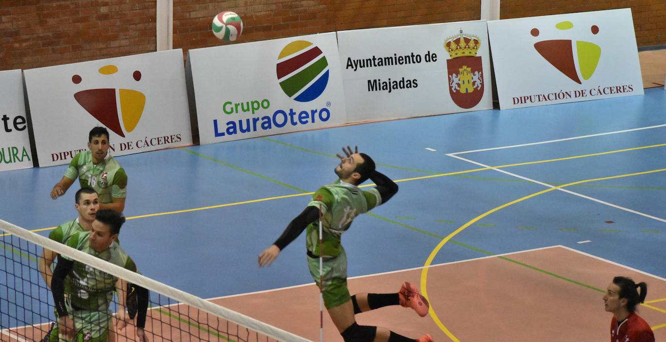 El Extremadura Grupo Laura Otero, que hasta ayer era líder invicto de su grupo de Superliga Masculina 2 de voleibol, perdió ambos honores ante el CD Badajoz Extremadura, que venció a los miajadeños 0-3. Su entrenador 'Friser' asegura que, aunque están tristes con la derrota, también tienen ilusión con los dos partidos que les quedan y que les permitan poder lograr el objetivo de clasificarse para la Copa Príncipe, puesto que el equipo ha trabajado muy duro durante toda la temporada y va a luchar. 