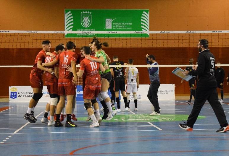 El entrenador Juan Luis Cabanillas se dirige a celebrar con sus jugadores el importante triunfo 
