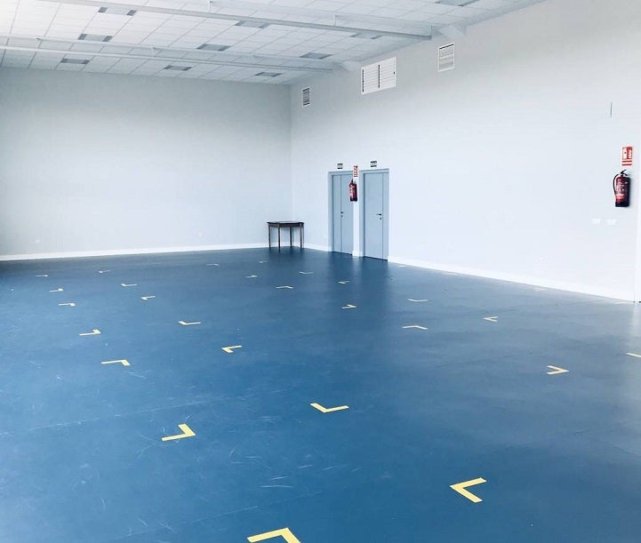 Señalización de la distancia interpersonal en la sala 