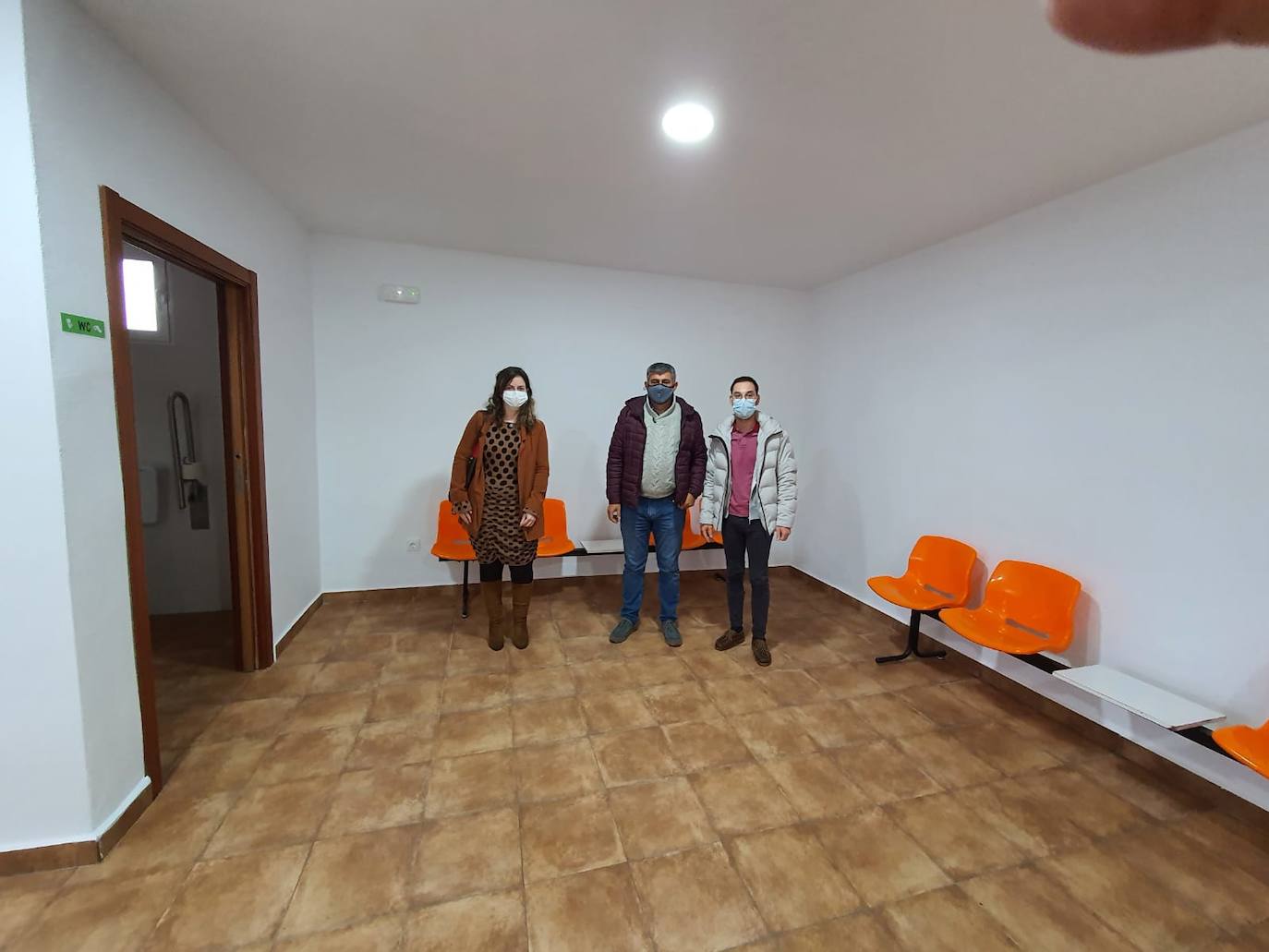 Isabel Ruiz, concejala de Sanidad, Antonio Díaz, alcalde de Miajadas, y Miguel Ángel Hoyas, alcalde pedáneo 