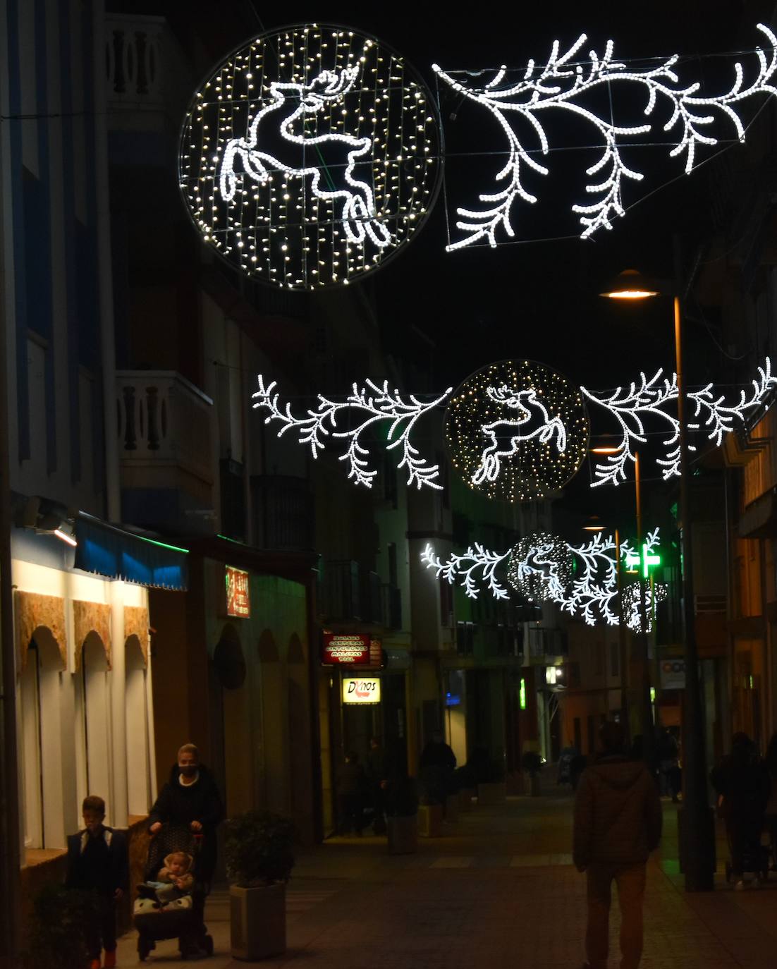 Durante estas fechas Miajadas alumbra sus calles con la esperanza de la Navidad. Aunque el frío y la situación sanitaria cohíben un poco, lo cierto es que tanto miajadeños como visitantes disfrutan del alumbrado navideño en un año difícil y unas festividades que se presentan cuanto menos raras. Sin embargo, las luces navideñas siempre dan un toque especial, y pasear contemplándolas es una tradición, de las pocas que la Covid-19 no nos ha podido arrebatar. 