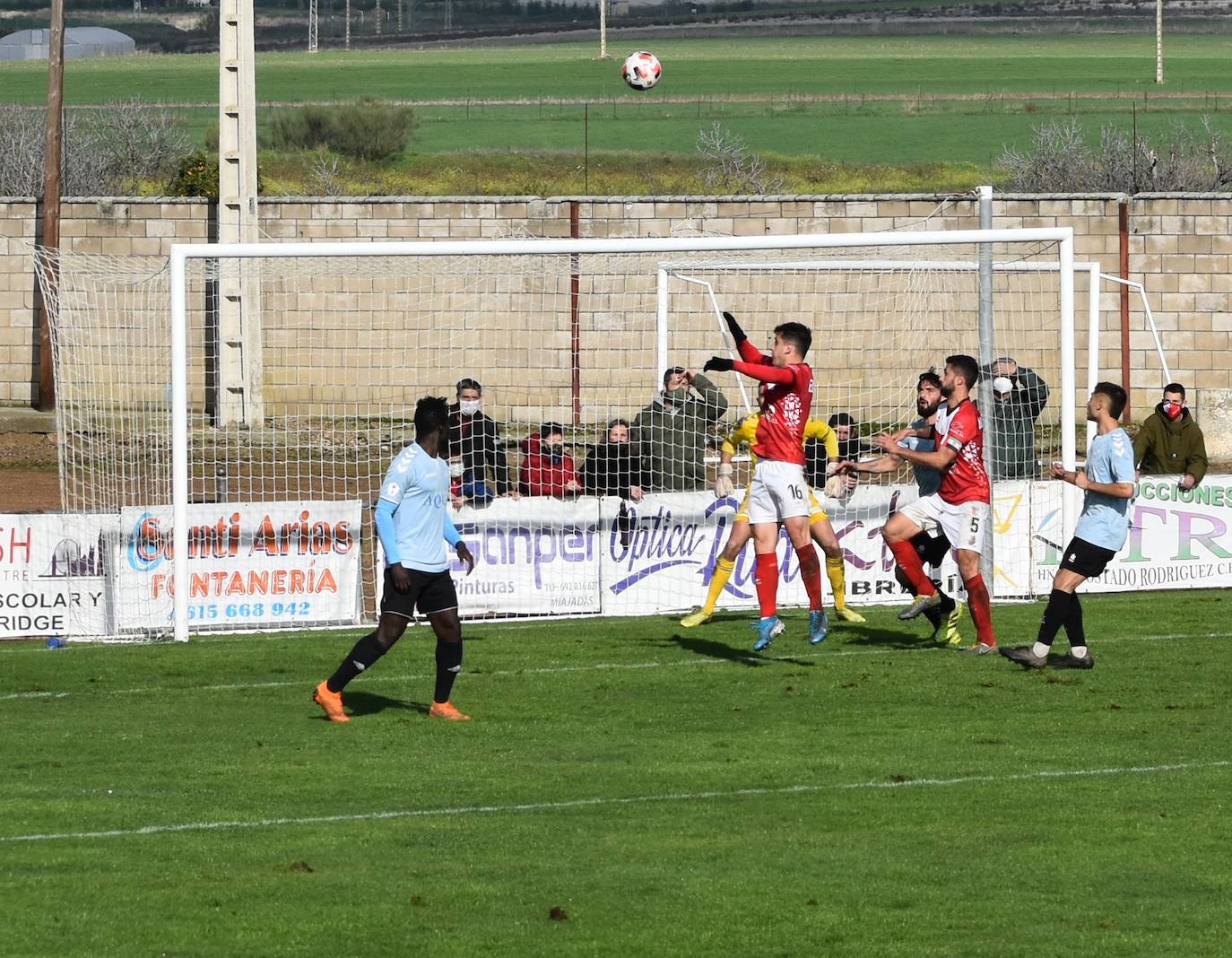El Miajadas se reafirma como tercero de grupo tras el partido disputado ante el Trujillo, en el que, aunque Bryan aventajaba el marcador para los trujillanos, Edu Salles se encargó de igualar el partido para sentenciarlo en el 93, consiguiendo la victoria miajadeña a 2-1. 