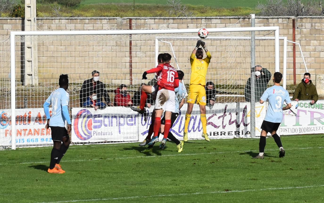 El Miajadas se reafirma como tercero de grupo tras el partido disputado ante el Trujillo, en el que, aunque Bryan aventajaba el marcador para los trujillanos, Edu Salles se encargó de igualar el partido para sentenciarlo en el 93, consiguiendo la victoria miajadeña a 2-1. 