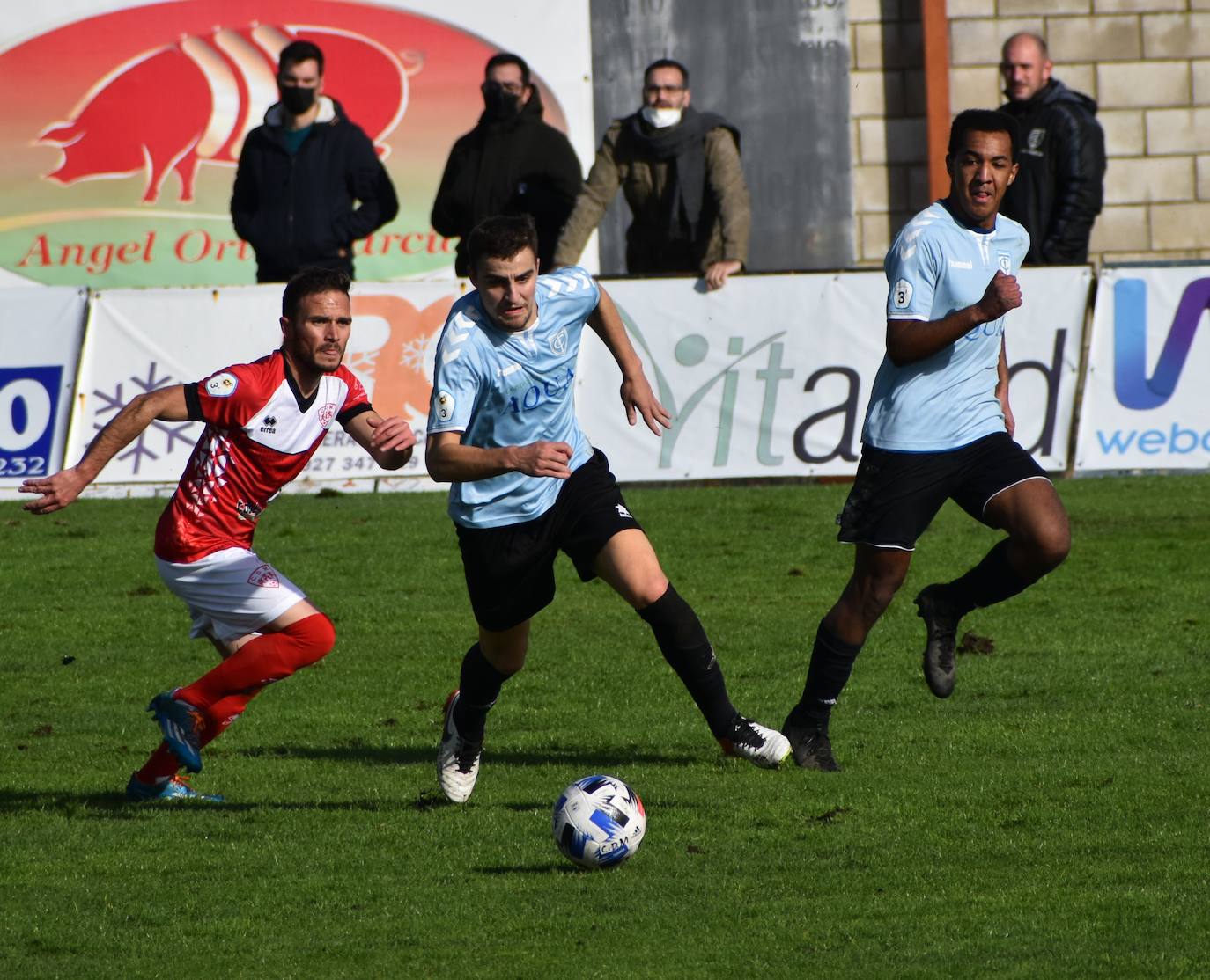 El Miajadas se reafirma como tercero de grupo tras el partido disputado ante el Trujillo, en el que, aunque Bryan aventajaba el marcador para los trujillanos, Edu Salles se encargó de igualar el partido para sentenciarlo en el 93, consiguiendo la victoria miajadeña a 2-1. 
