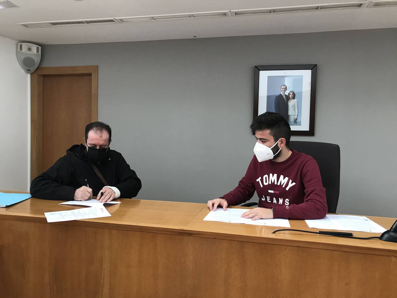 Firma entre A.D. Balonmano Miajadas y el concejal de Deportes 