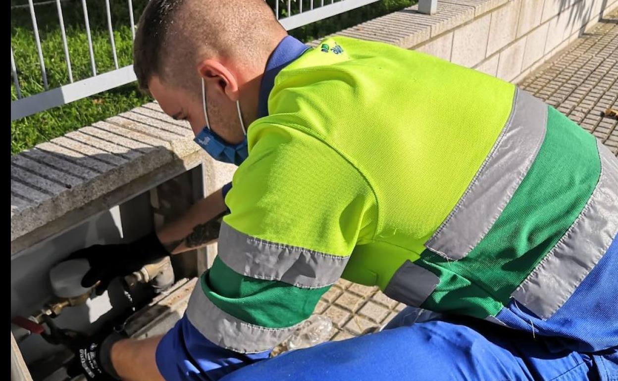 Un operario de Aqualia coloca un contador. 