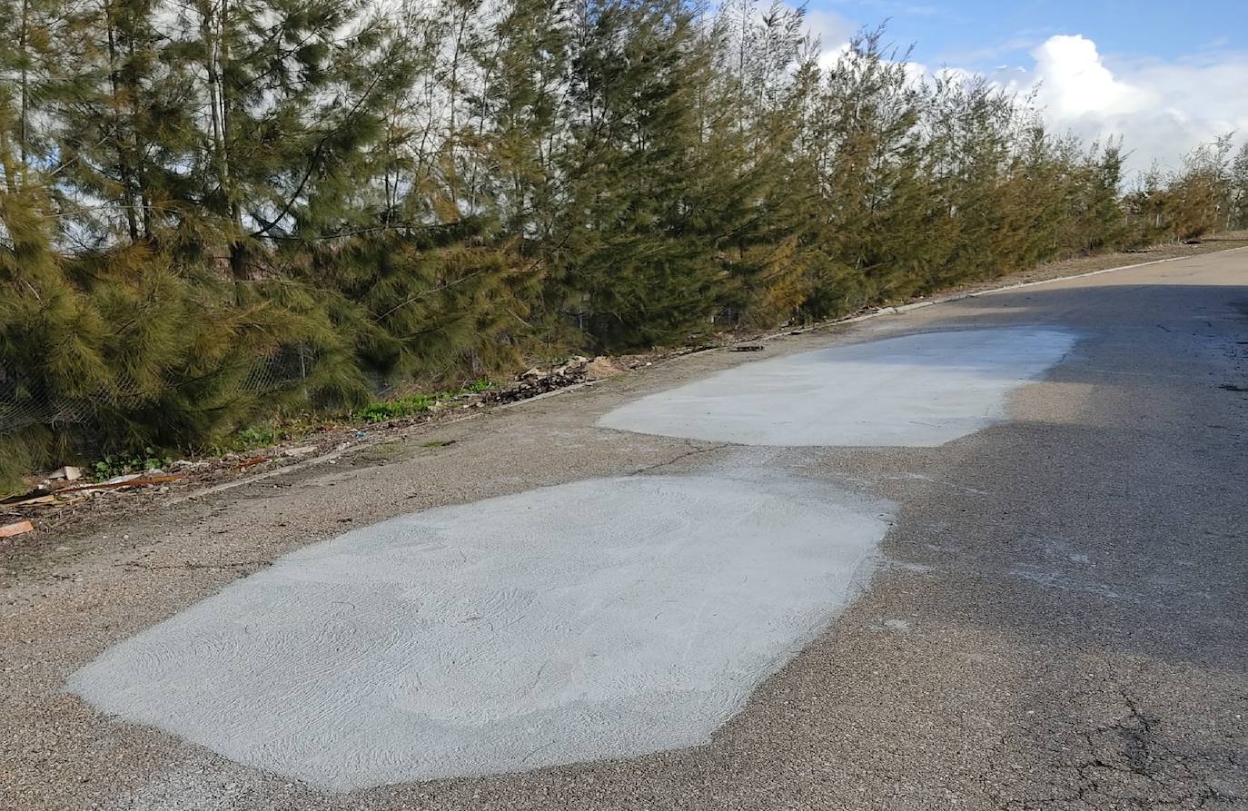 Una de las calles de Casar de Miajadas donde han rellenado los baches del pavimento 