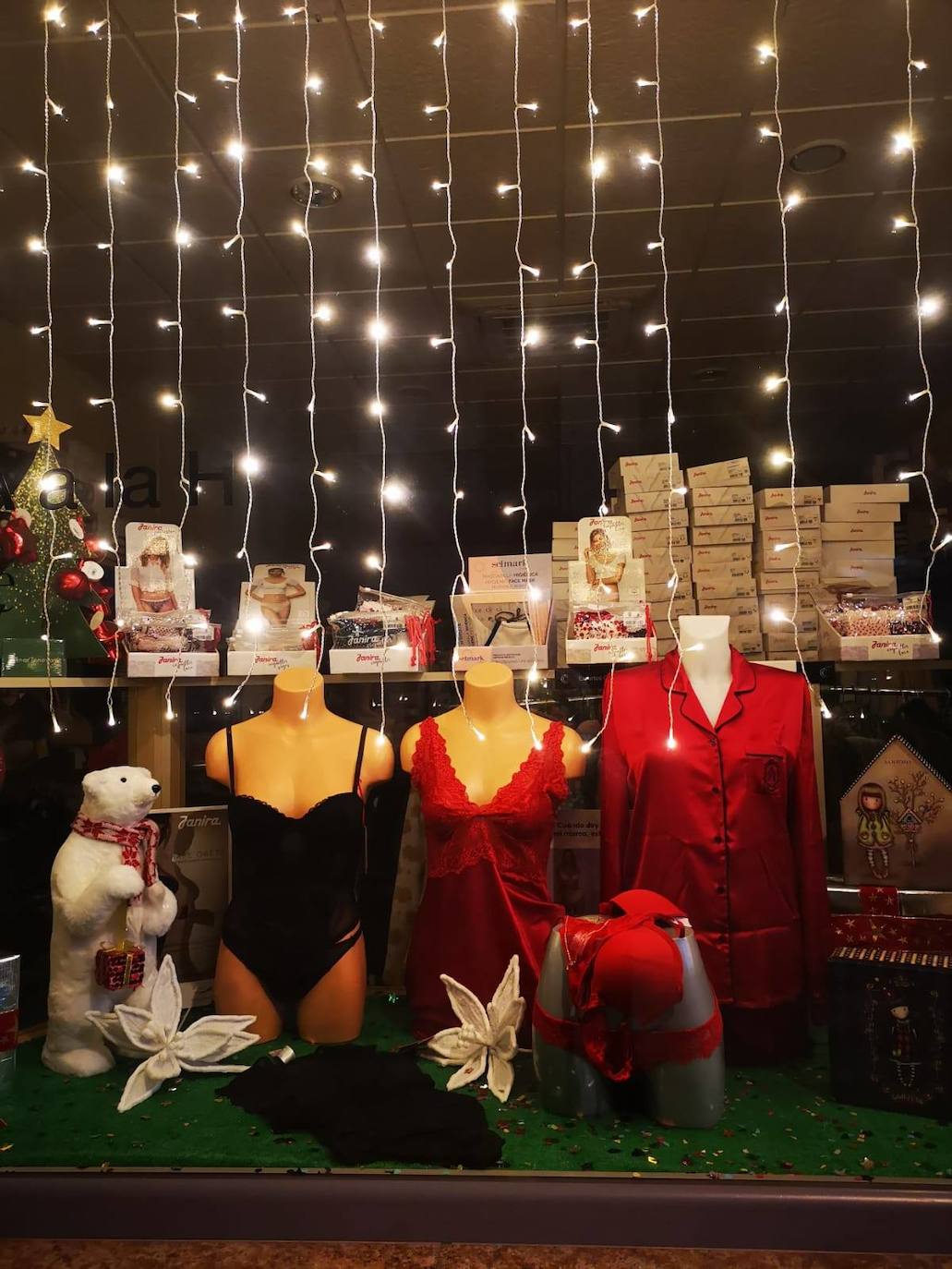 El I concurso fotográfico navideño del comercio de Miajadas 2020 ha dejado atrás un amargo año de la forma más dulce, esperanzadora y soñadora. 