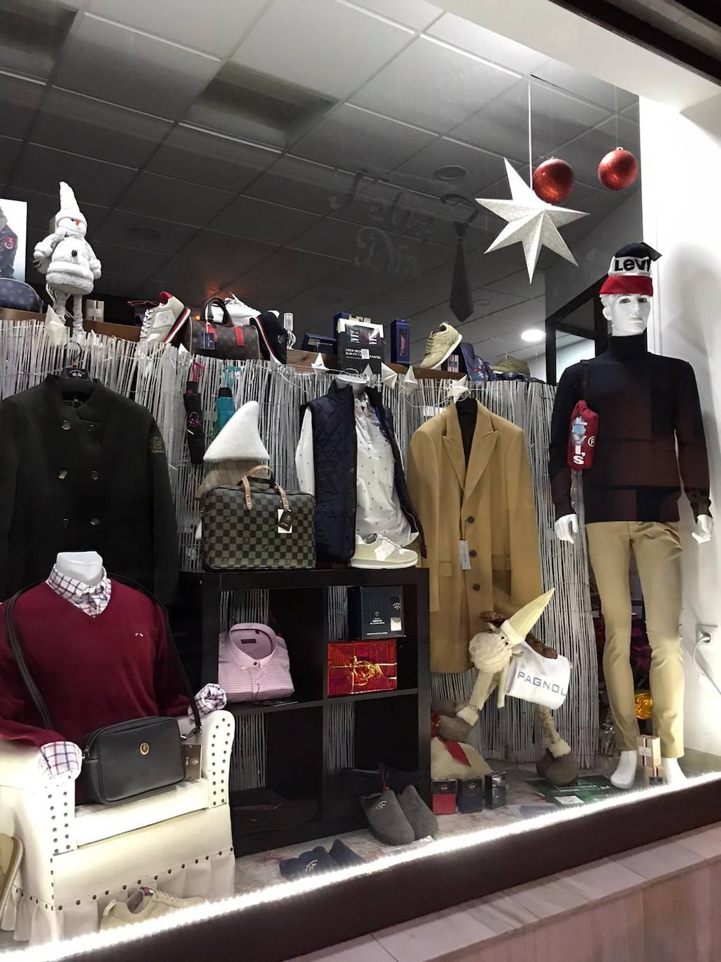 El I concurso fotográfico navideño del comercio de Miajadas 2020 ha dejado atrás un amargo año de la forma más dulce, esperanzadora y soñadora. 