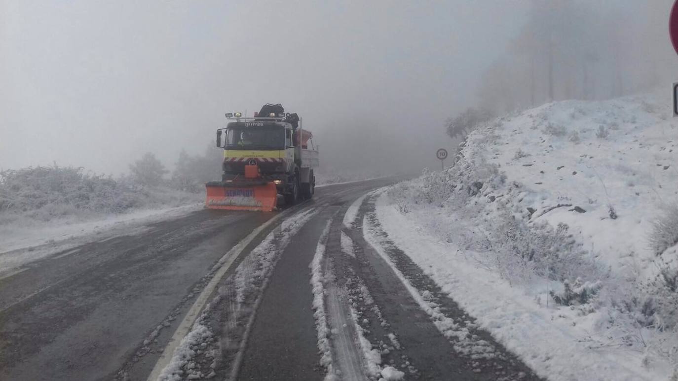 Un quitanieves limpia una de las carreteras provinciales de Cáceres 