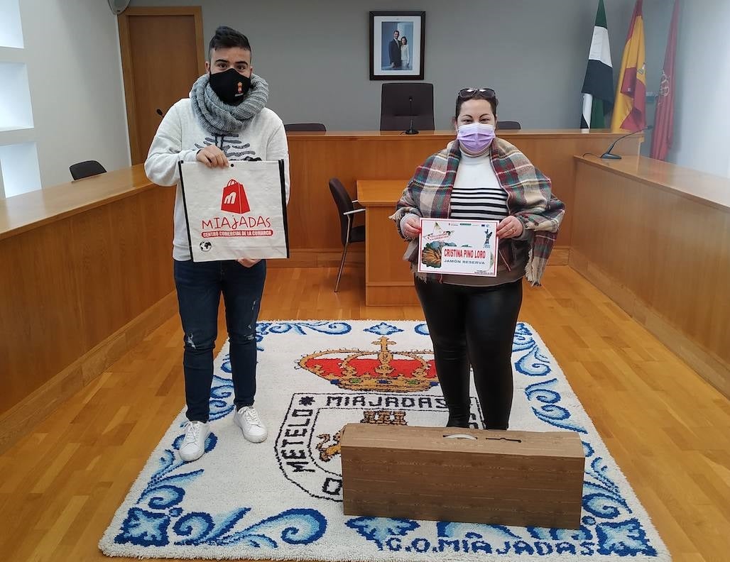 Jesús Sánchez, concejal de Desarrollo Local, entrega el jamón a Cristina Pino 