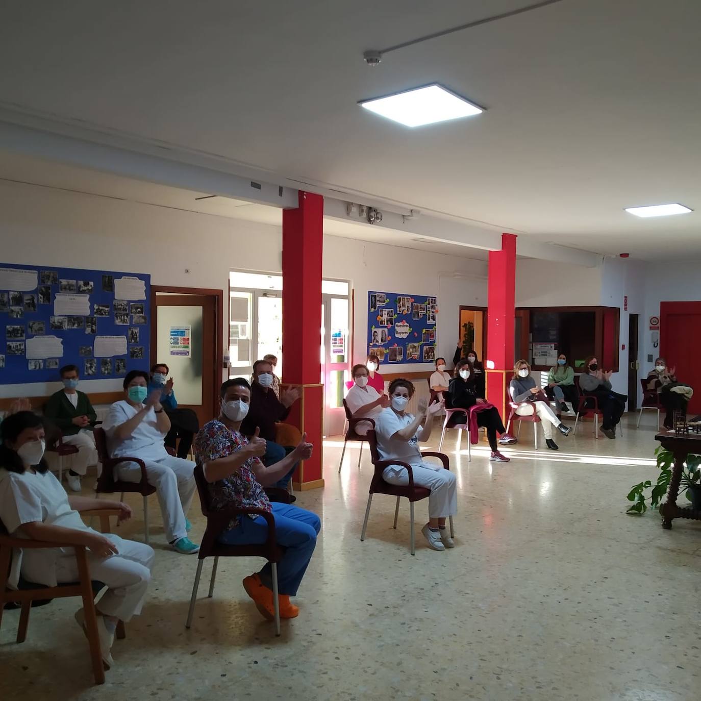 Las residencias de mayores San Martín de Porres y Novoger, junto con los pisos tutelados de Miajadas, han recibido hoy, por fin, las primeras vacunas contra la Covid-19. Un rayo de luz tras diez meses de oscuridad. ESPERANZA 