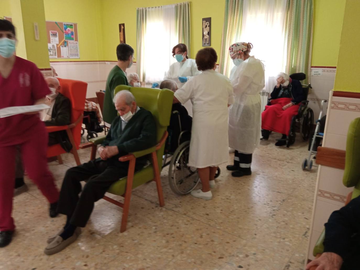 Las residencias de mayores San Martín de Porres y Novoger, junto con los pisos tutelados de Miajadas, han recibido hoy, por fin, las primeras vacunas contra la Covid-19. Un rayo de luz tras diez meses de oscuridad. ESPERANZA 