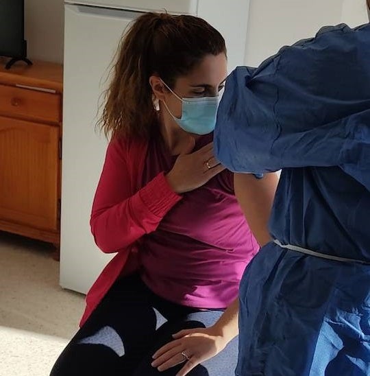 Nazaret, una de las trabajadoras de los pisos tutelados de Miajadas, en el momento de ponerse la vacuna 