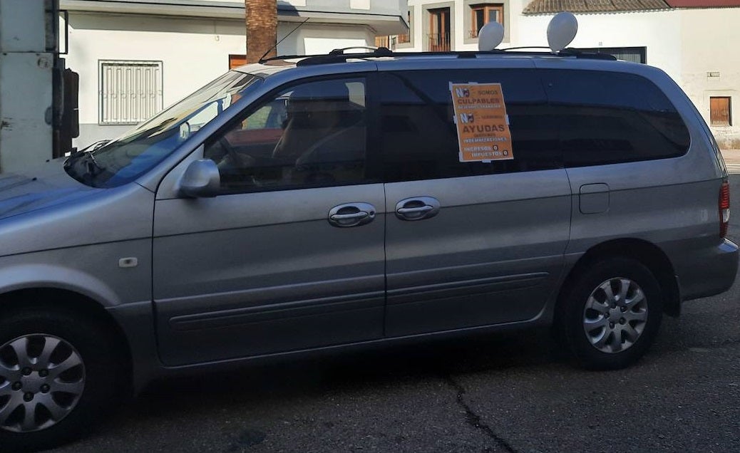 Los vehículos llevaban globos blancos y carteles reivindicativos 