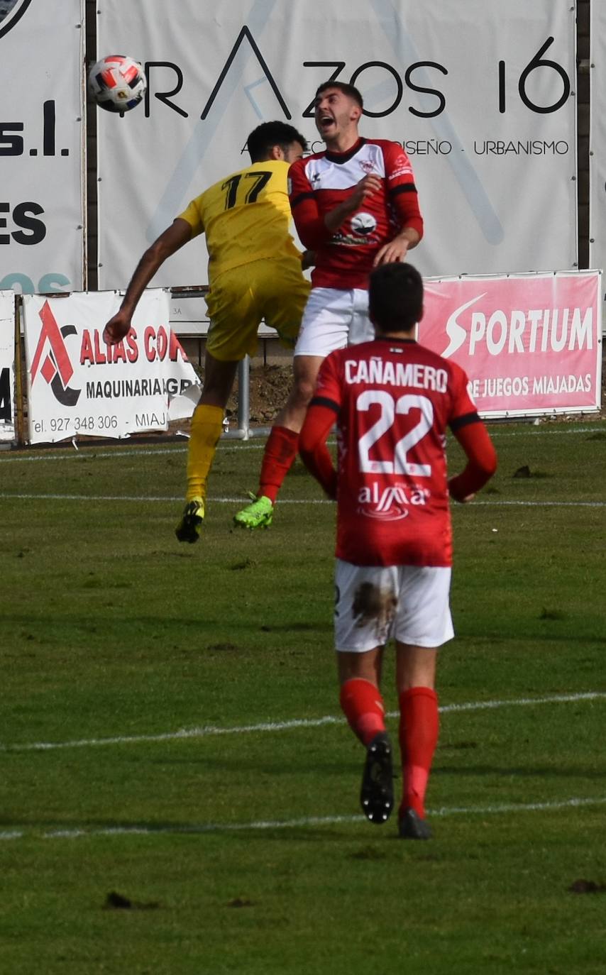 Un gol de cabeza de Matheus, un penalti de Salles y uno del brasileño al regate con el guardameta valverdeño, junto con otro penalti por Aitor fueron los tantos que dieron movimiento al partido. 