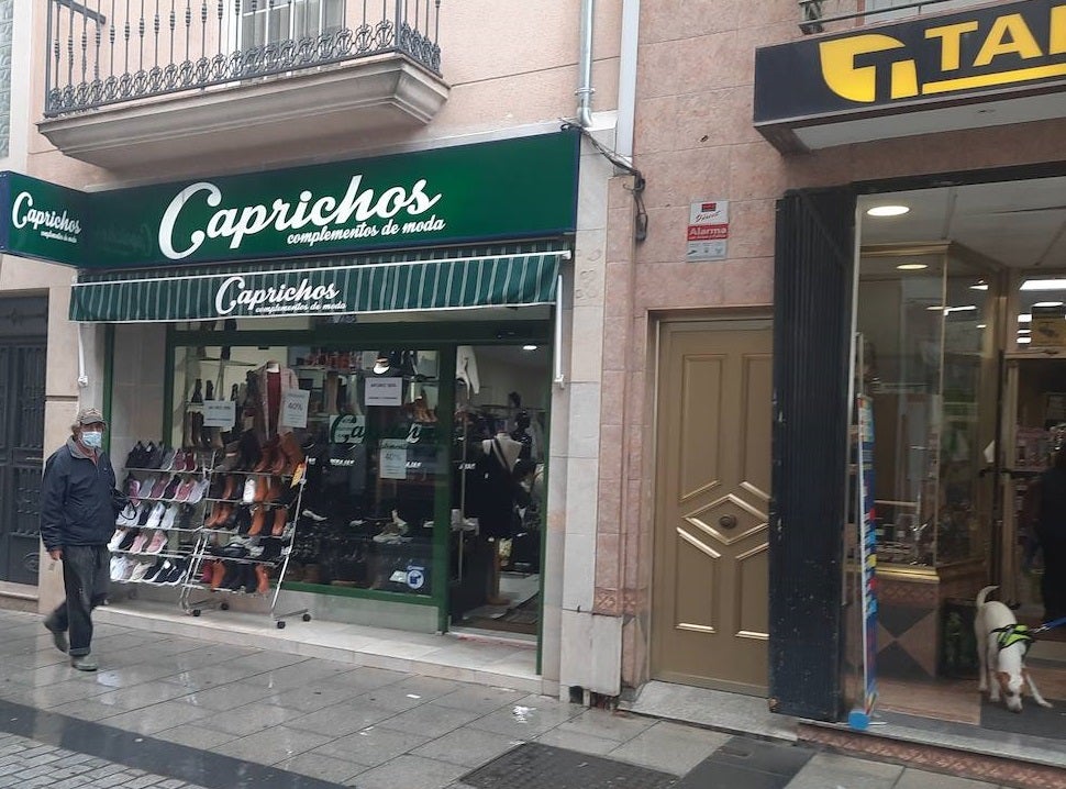 Comerciantes y hosteleros de Miajadas, tanto empresarios como sus trabajadores, continúan luchando por sus derechos, puesto que ambos sectores se han visto directamente afectados por la situación sanitaria de la Covid-19, que ha llevado al cierre de los negocios considerados 'no esenciales' para intentar controlar los contagios. Algunos incluso se han visto obligados a cerrar definitivamente. Cada día, desde el pasado 7 de enero, profesionales y vecinos realizan caceroladas a las 12 del mediodía como protesta ante esta situación. El pasado 19 de enero llevaron a cabo la primera caravana reivindicativa 'Ingresos 0 Impuestos 0', repitiéndola este martes 2 de febrero. Aunque el comercio menor de 400 metros cuadrados y el mercadillo ambulante pueden abrir desde el 29 de enero en horario y aforo limitado, lo cierto es que la hostelería continúa cerrada, así como los establecimientos que no cumplen las condiciones establecidas. Por ello, la Asociación de Comerciantes y Empresarios de Miajadas y Comarca continúa su lucha, defendiendo que ellos no son culpables. 