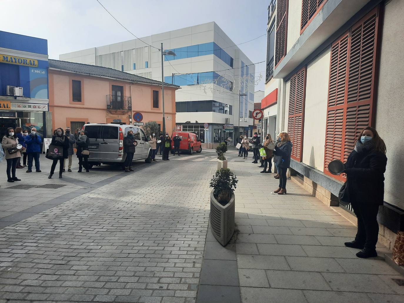 Comerciantes y hosteleros de Miajadas, tanto empresarios como sus trabajadores, continúan luchando por sus derechos, puesto que ambos sectores se han visto directamente afectados por la situación sanitaria de la Covid-19, que ha llevado al cierre de los negocios considerados 'no esenciales' para intentar controlar los contagios. Algunos incluso se han visto obligados a cerrar definitivamente. Cada día, desde el pasado 7 de enero, profesionales y vecinos realizan caceroladas a las 12 del mediodía como protesta ante esta situación. El pasado 19 de enero llevaron a cabo la primera caravana reivindicativa 'Ingresos 0 Impuestos 0', repitiéndola este martes 2 de febrero. Aunque el comercio menor de 400 metros cuadrados y el mercadillo ambulante pueden abrir desde el 29 de enero en horario y aforo limitado, lo cierto es que la hostelería continúa cerrada, así como los establecimientos que no cumplen las condiciones establecidas. Por ello, la Asociación de Comerciantes y Empresarios de Miajadas y Comarca continúa su lucha, defendiendo que ellos no son culpables. 