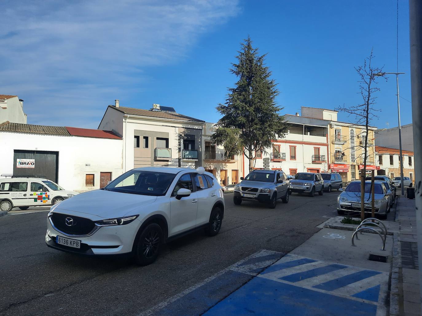 Comerciantes y hosteleros de Miajadas, tanto empresarios como sus trabajadores, continúan luchando por sus derechos, puesto que ambos sectores se han visto directamente afectados por la situación sanitaria de la Covid-19, que ha llevado al cierre de los negocios considerados 'no esenciales' para intentar controlar los contagios. Algunos incluso se han visto obligados a cerrar definitivamente. Cada día, desde el pasado 7 de enero, profesionales y vecinos realizan caceroladas a las 12 del mediodía como protesta ante esta situación. El pasado 19 de enero llevaron a cabo la primera caravana reivindicativa 'Ingresos 0 Impuestos 0', repitiéndola este martes 2 de febrero. Aunque el comercio menor de 400 metros cuadrados y el mercadillo ambulante pueden abrir desde el 29 de enero en horario y aforo limitado, lo cierto es que la hostelería continúa cerrada, así como los establecimientos que no cumplen las condiciones establecidas. Por ello, la Asociación de Comerciantes y Empresarios de Miajadas y Comarca continúa su lucha, defendiendo que ellos no son culpables. 