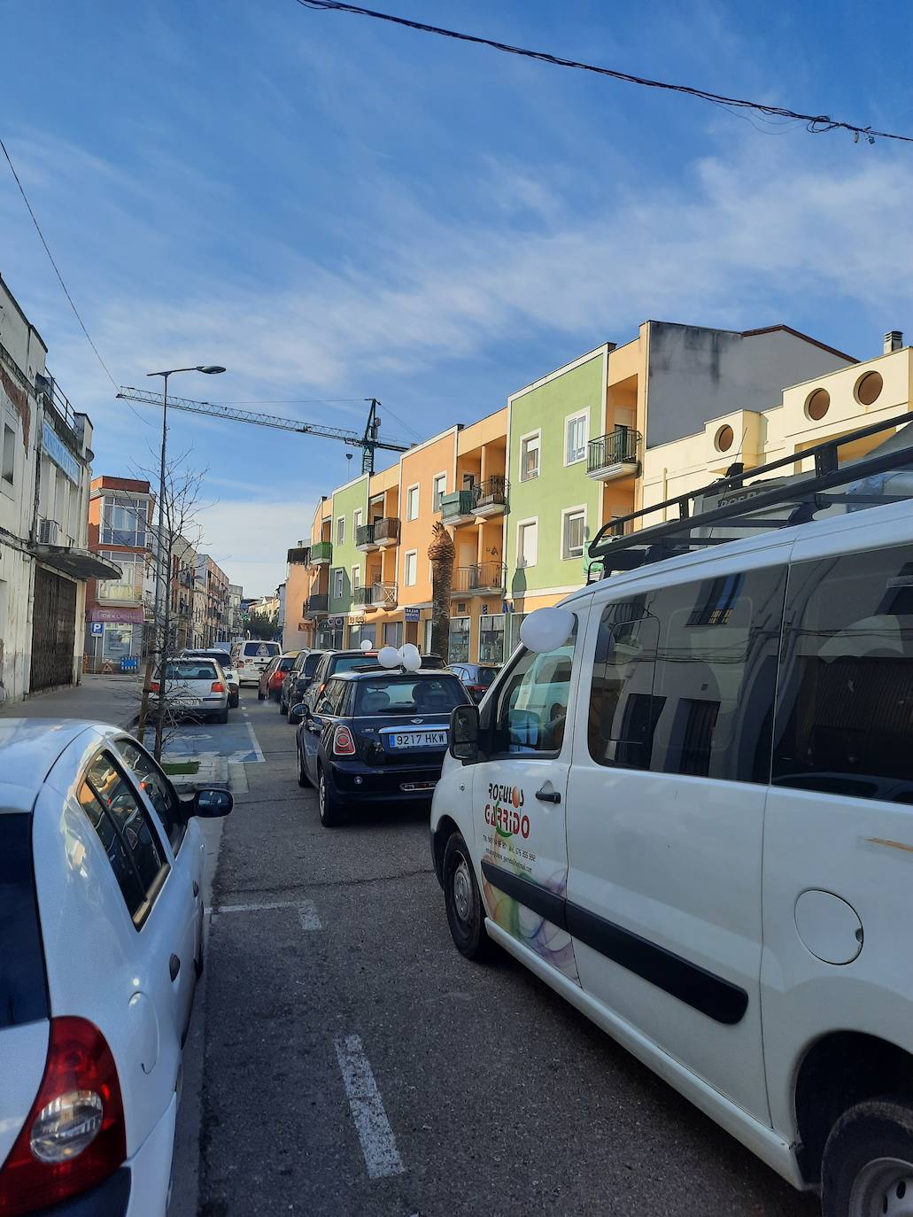 Comerciantes y hosteleros de Miajadas, tanto empresarios como sus trabajadores, continúan luchando por sus derechos, puesto que ambos sectores se han visto directamente afectados por la situación sanitaria de la Covid-19, que ha llevado al cierre de los negocios considerados 'no esenciales' para intentar controlar los contagios. Algunos incluso se han visto obligados a cerrar definitivamente. Cada día, desde el pasado 7 de enero, profesionales y vecinos realizan caceroladas a las 12 del mediodía como protesta ante esta situación. El pasado 19 de enero llevaron a cabo la primera caravana reivindicativa 'Ingresos 0 Impuestos 0', repitiéndola este martes 2 de febrero. Aunque el comercio menor de 400 metros cuadrados y el mercadillo ambulante pueden abrir desde el 29 de enero en horario y aforo limitado, lo cierto es que la hostelería continúa cerrada, así como los establecimientos que no cumplen las condiciones establecidas. Por ello, la Asociación de Comerciantes y Empresarios de Miajadas y Comarca continúa su lucha, defendiendo que ellos no son culpables. 