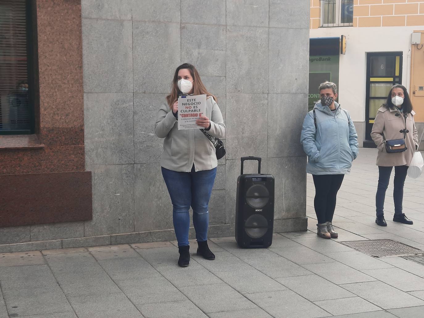 Comerciantes y hosteleros de Miajadas, tanto empresarios como sus trabajadores, continúan luchando por sus derechos, puesto que ambos sectores se han visto directamente afectados por la situación sanitaria de la Covid-19, que ha llevado al cierre de los negocios considerados 'no esenciales' para intentar controlar los contagios. Algunos incluso se han visto obligados a cerrar definitivamente. Cada día, desde el pasado 7 de enero, profesionales y vecinos realizan caceroladas a las 12 del mediodía como protesta ante esta situación. El pasado 19 de enero llevaron a cabo la primera caravana reivindicativa 'Ingresos 0 Impuestos 0', repitiéndola este martes 2 de febrero. Aunque el comercio menor de 400 metros cuadrados y el mercadillo ambulante pueden abrir desde el 29 de enero en horario y aforo limitado, lo cierto es que la hostelería continúa cerrada, así como los establecimientos que no cumplen las condiciones establecidas. Por ello, la Asociación de Comerciantes y Empresarios de Miajadas y Comarca continúa su lucha, defendiendo que ellos no son culpables. 