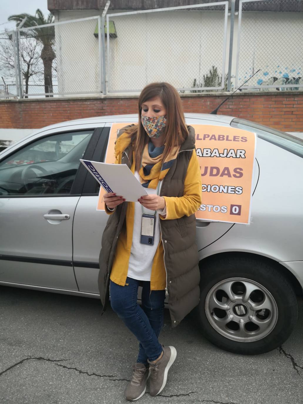Comerciantes y hosteleros de Miajadas, tanto empresarios como sus trabajadores, continúan luchando por sus derechos, puesto que ambos sectores se han visto directamente afectados por la situación sanitaria de la Covid-19, que ha llevado al cierre de los negocios considerados 'no esenciales' para intentar controlar los contagios. Algunos incluso se han visto obligados a cerrar definitivamente. Cada día, desde el pasado 7 de enero, profesionales y vecinos realizan caceroladas a las 12 del mediodía como protesta ante esta situación. El pasado 19 de enero llevaron a cabo la primera caravana reivindicativa 'Ingresos 0 Impuestos 0', repitiéndola este martes 2 de febrero. Aunque el comercio menor de 400 metros cuadrados y el mercadillo ambulante pueden abrir desde el 29 de enero en horario y aforo limitado, lo cierto es que la hostelería continúa cerrada, así como los establecimientos que no cumplen las condiciones establecidas. Por ello, la Asociación de Comerciantes y Empresarios de Miajadas y Comarca continúa su lucha, defendiendo que ellos no son culpables. 