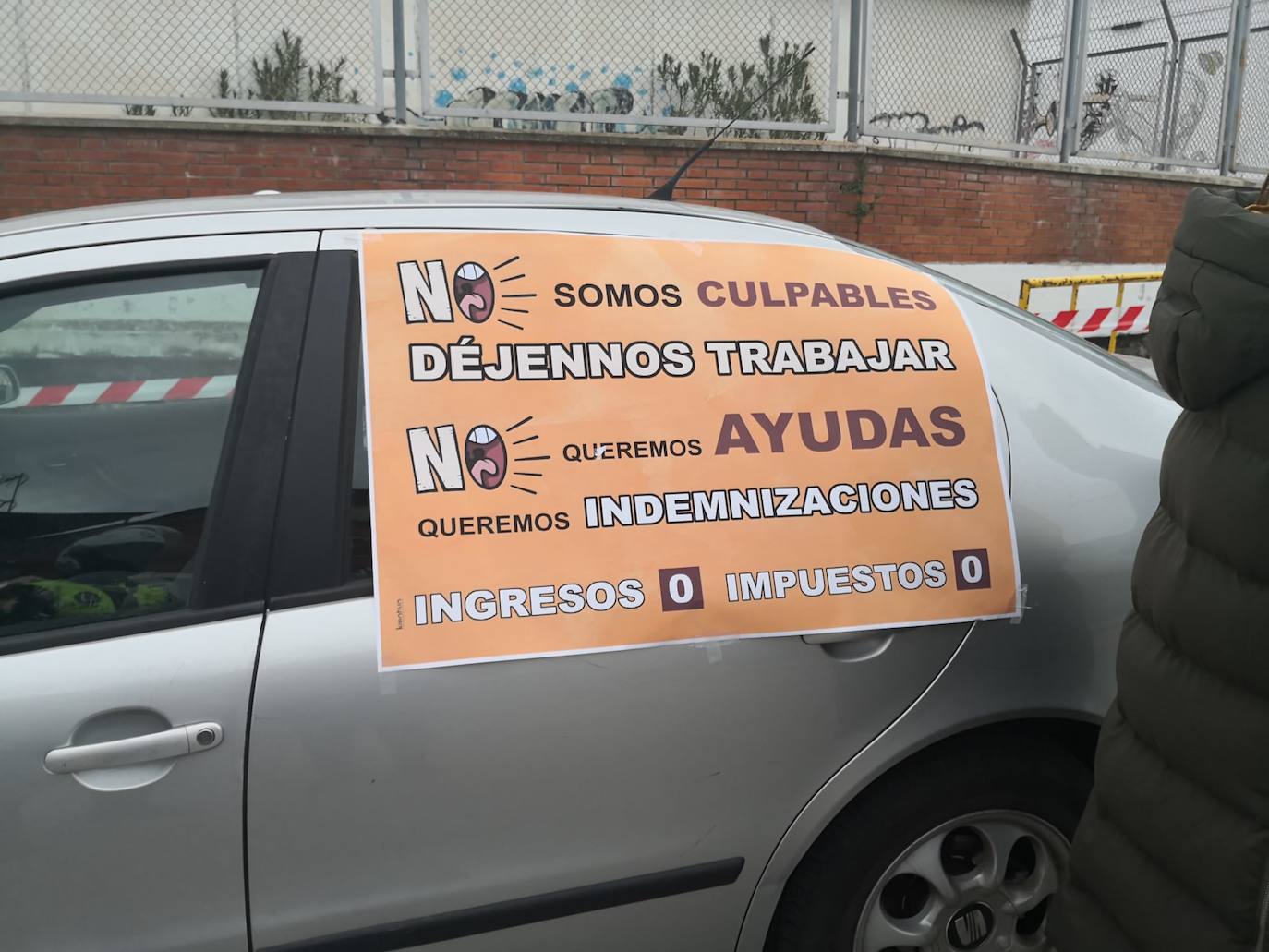 Comerciantes y hosteleros de Miajadas, tanto empresarios como sus trabajadores, continúan luchando por sus derechos, puesto que ambos sectores se han visto directamente afectados por la situación sanitaria de la Covid-19, que ha llevado al cierre de los negocios considerados 'no esenciales' para intentar controlar los contagios. Algunos incluso se han visto obligados a cerrar definitivamente. Cada día, desde el pasado 7 de enero, profesionales y vecinos realizan caceroladas a las 12 del mediodía como protesta ante esta situación. El pasado 19 de enero llevaron a cabo la primera caravana reivindicativa 'Ingresos 0 Impuestos 0', repitiéndola este martes 2 de febrero. Aunque el comercio menor de 400 metros cuadrados y el mercadillo ambulante pueden abrir desde el 29 de enero en horario y aforo limitado, lo cierto es que la hostelería continúa cerrada, así como los establecimientos que no cumplen las condiciones establecidas. Por ello, la Asociación de Comerciantes y Empresarios de Miajadas y Comarca continúa su lucha, defendiendo que ellos no son culpables. 