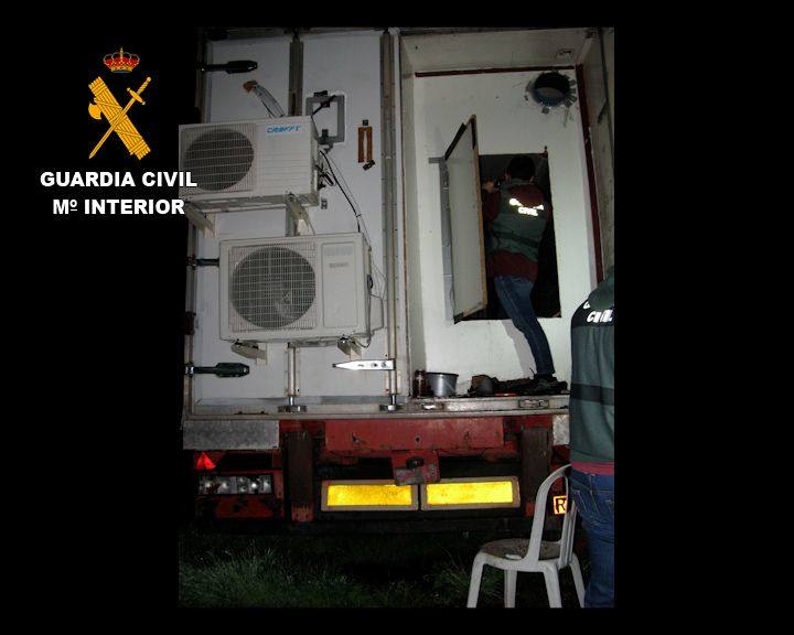 También localizaron el remolque de un camión cuyo interior había sido acondicionado para la producción de droga 