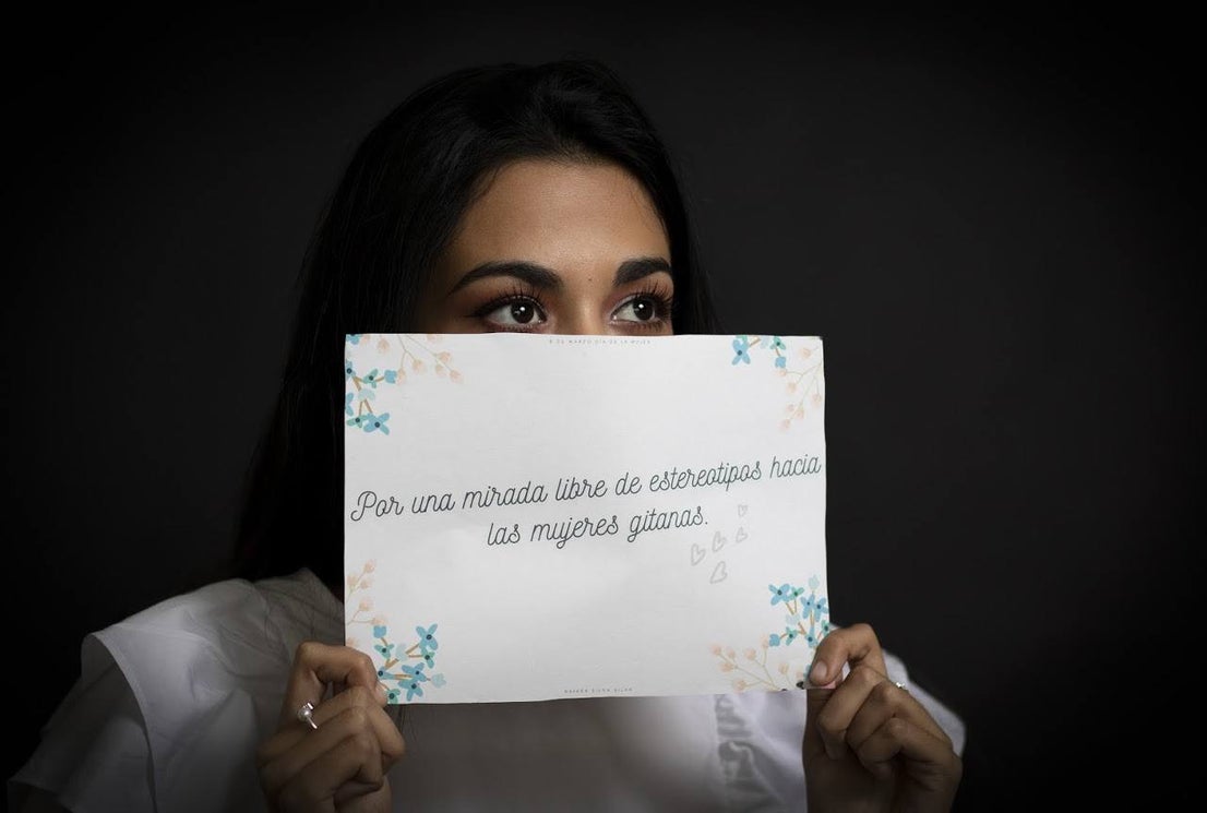 Un total de 33 imágenes muestran la esencia femenina: raza, valentía, experiencia, ahínco, esperanza, entusiasmo, añoranza, ángel, soñadora, libre, luchadora, risueña,... pero sobre todo, mujer. 