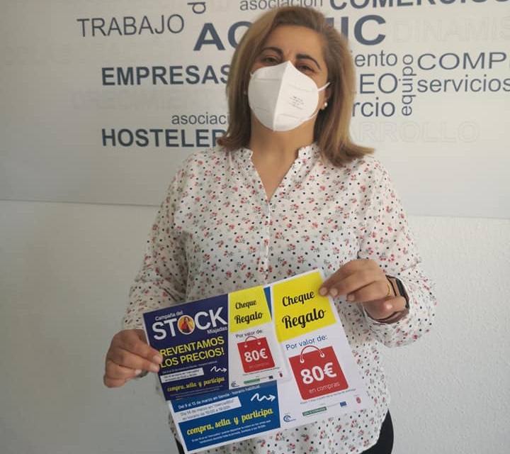 El sol, las altas temperaturas y las buenas compra-ventas pusieron la guinda a la Campaña del Stock en Miajadas. Vecinos y visitantes se animaron a dar un paseo por la zona del mercadillo donde el domingo se instalaron un total de 18 comerciantes de la localidad, quienes a su vez pasaron un gran día en familia. Ropa y calzado para todas las edades, complementos, artículos de decoración, muebles, productos de herboristería, jardinería, todo para las mascotas, aperitivos,.... Durante la jornada entregaron el cheque de 10 euros y al final de ella sortearon en directo los tres cheques de 60, 80 y 150 euros entre los clientes. 