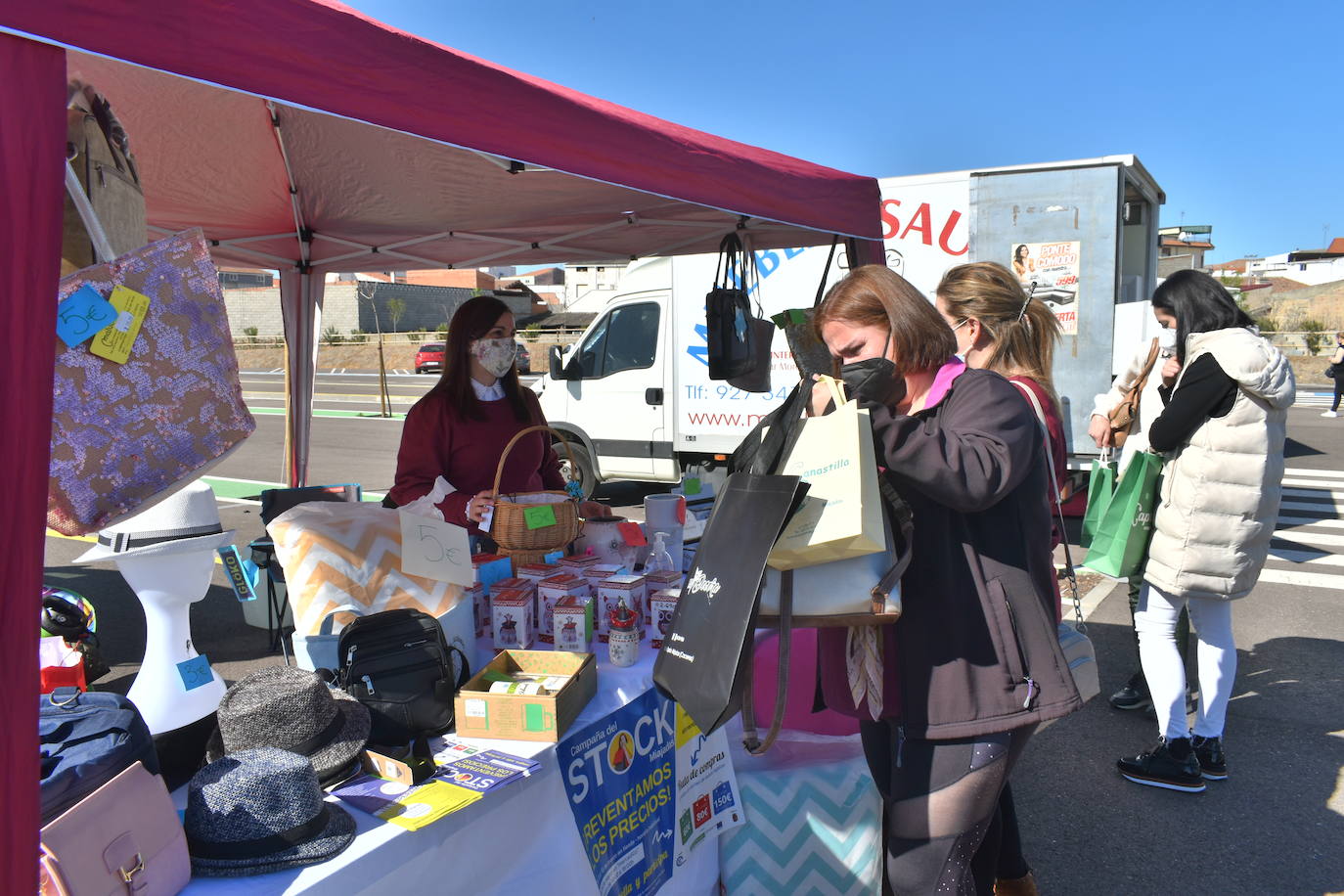 El sol, las altas temperaturas y las buenas compra-ventas pusieron la guinda a la Campaña del Stock en Miajadas. Vecinos y visitantes se animaron a dar un paseo por la zona del mercadillo donde el domingo se instalaron un total de 18 comerciantes de la localidad, quienes a su vez pasaron un gran día en familia. Ropa y calzado para todas las edades, complementos, artículos de decoración, muebles, productos de herboristería, jardinería, todo para las mascotas, aperitivos,.... Durante la jornada entregaron el cheque de 10 euros y al final de ella sortearon en directo los tres cheques de 60, 80 y 150 euros entre los clientes. 