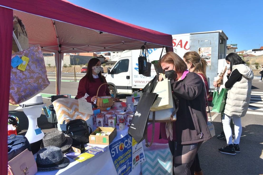 El sol, las altas temperaturas y las buenas compra-ventas pusieron la guinda a la Campaña del Stock en Miajadas. Vecinos y visitantes se animaron a dar un paseo por la zona del mercadillo donde el domingo se instalaron un total de 18 comerciantes de la localidad, quienes a su vez pasaron un gran día en familia. Ropa y calzado para todas las edades, complementos, artículos de decoración, muebles, productos de herboristería, jardinería, todo para las mascotas, aperitivos,.... Durante la jornada entregaron el cheque de 10 euros y al final de ella sortearon en directo los tres cheques de 60, 80 y 150 euros entre los clientes. 