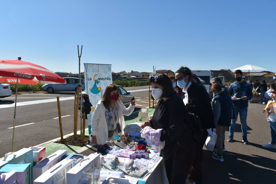 El sol, las altas temperaturas y las buenas compra-ventas pusieron la guinda a la Campaña del Stock en Miajadas. Vecinos y visitantes se animaron a dar un paseo por la zona del mercadillo donde el domingo se instalaron un total de 18 comerciantes de la localidad, quienes a su vez pasaron un gran día en familia. Ropa y calzado para todas las edades, complementos, artículos de decoración, muebles, productos de herboristería, jardinería, todo para las mascotas, aperitivos,.... Durante la jornada entregaron el cheque de 10 euros y al final de ella sortearon en directo los tres cheques de 60, 80 y 150 euros entre los clientes. 