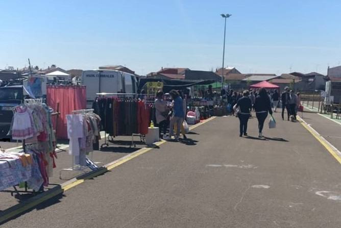 El sol, las altas temperaturas y las buenas compra-ventas pusieron la guinda a la Campaña del Stock en Miajadas. Vecinos y visitantes se animaron a dar un paseo por la zona del mercadillo donde el domingo se instalaron un total de 18 comerciantes de la localidad, quienes a su vez pasaron un gran día en familia. Ropa y calzado para todas las edades, complementos, artículos de decoración, muebles, productos de herboristería, jardinería, todo para las mascotas, aperitivos,.... Durante la jornada entregaron el cheque de 10 euros y al final de ella sortearon en directo los tres cheques de 60, 80 y 150 euros entre los clientes. 