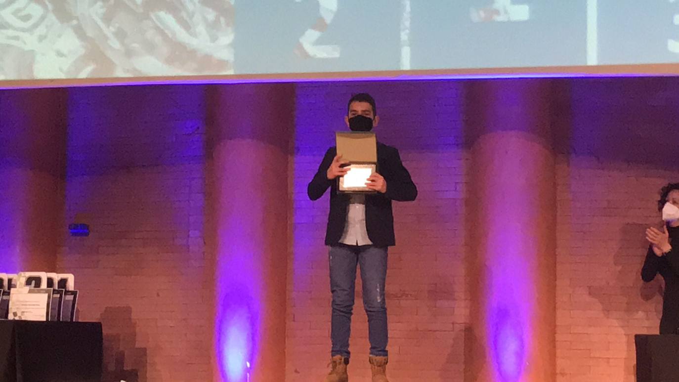 Samuel Tapia recibe su premio en el escenario 