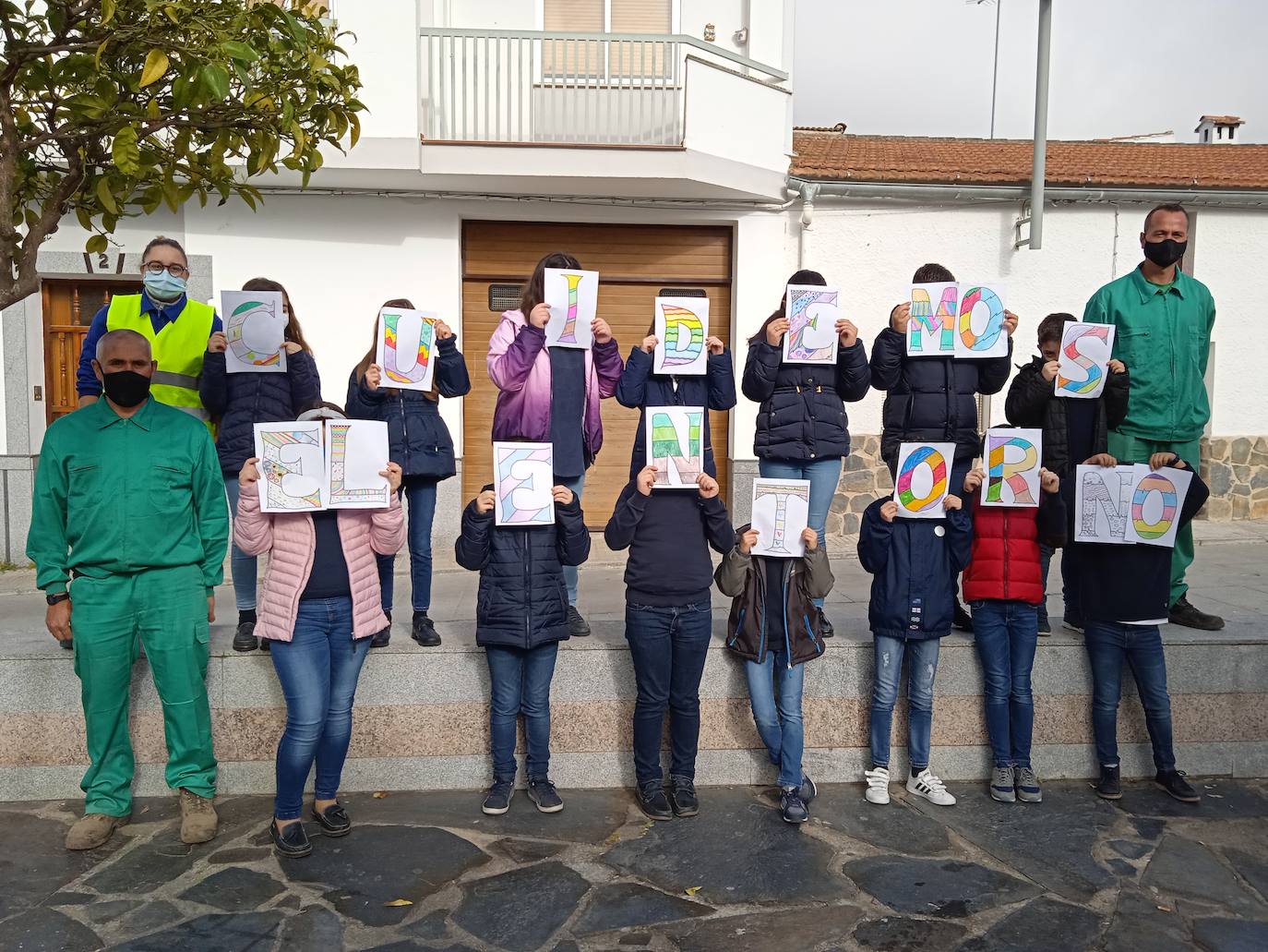 Los niños y niñas posan con el personal del Área de Medio Ambiente 