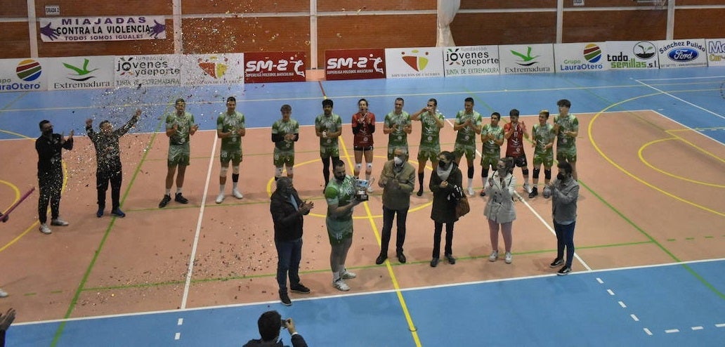 El presidente de la Diputación de Cáceres, Carlos Carlos, entregó el trofeo al capitán, Jacinto Fernández 