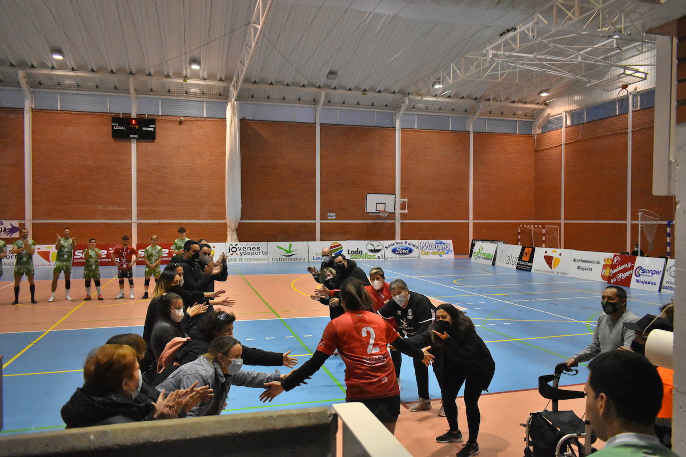 Los jugadores volvieron a entrar a pista tras el partido para ser presentados de nuevo a la afición 