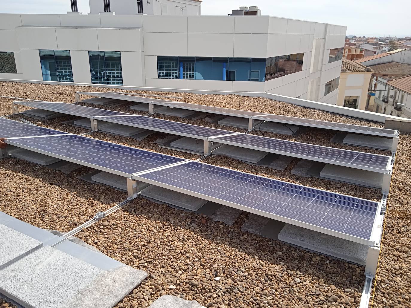 Paneles instalados en la azotea del edificio del Ayuntamiento 