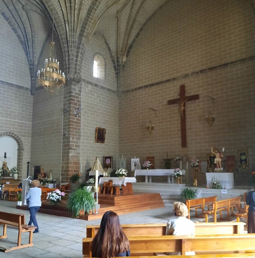 Momentoss previos a la misa del Domingo de Resurrección en la Iglesia de Santiago en Miajadas 