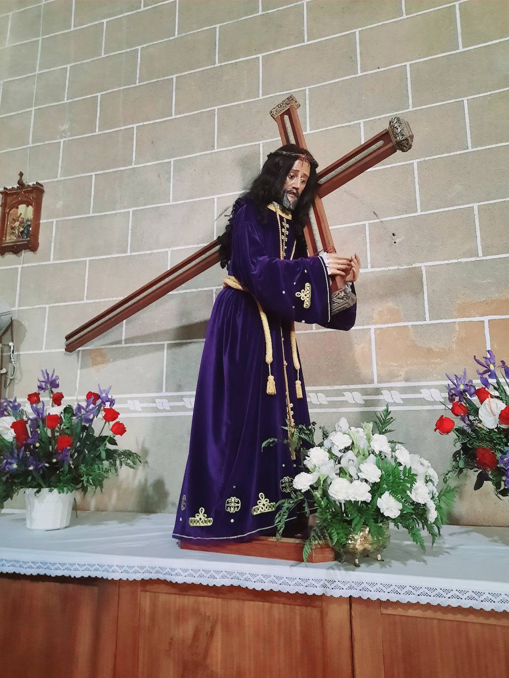 Miajadas ha vivido esta Semana Santa atípica en el interior de los templos, centrada en una 'reflexión interior'. Una situación que consideran una 'lección de vida' para entender y profundizar aspectos de la vida como el amor, la entrega, la pasión y la cruz presentes en los misterios de la vida de Cristo. 