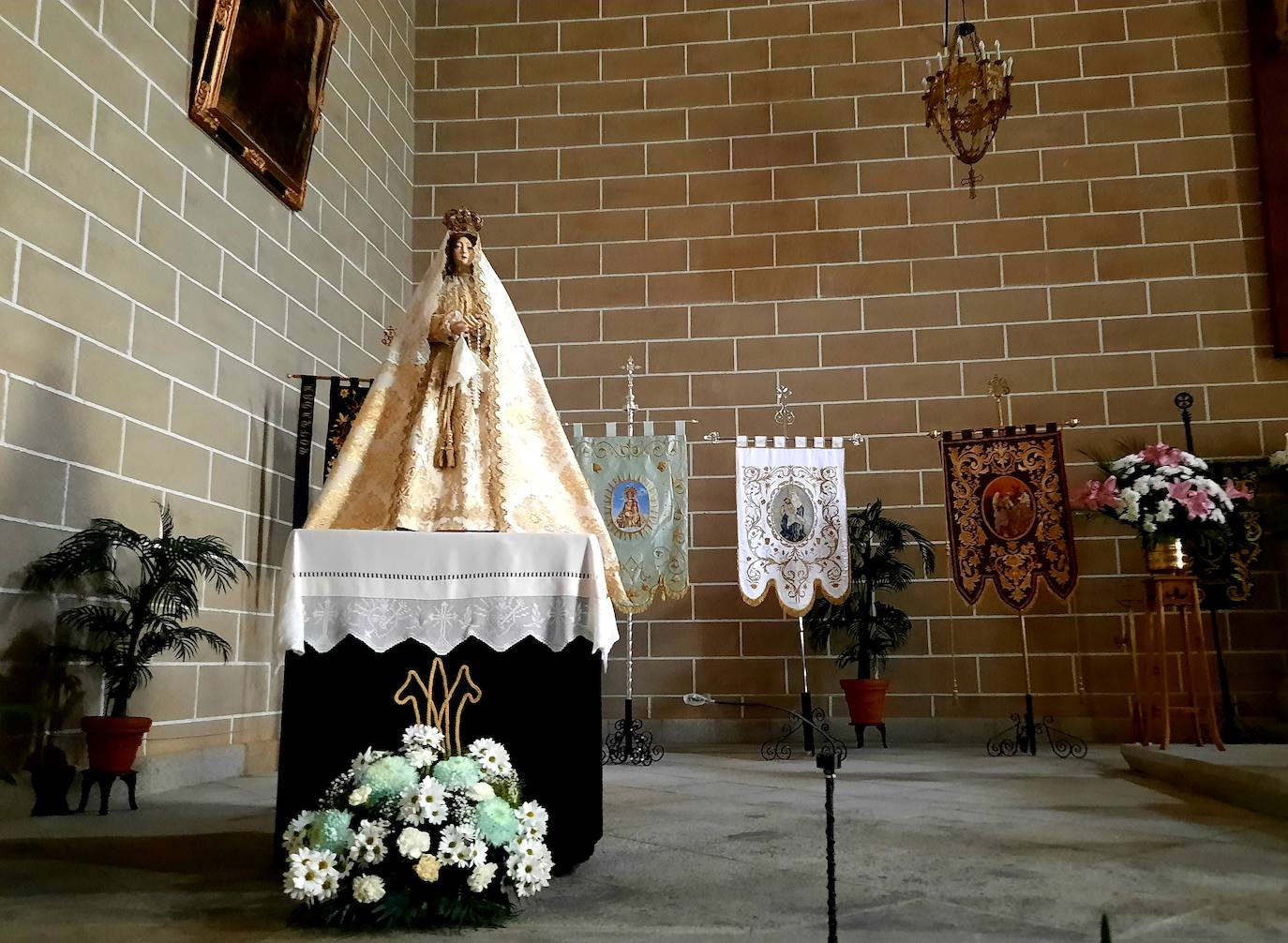 Miajadas ha vivido esta Semana Santa atípica en el interior de los templos, centrada en una 'reflexión interior'. Una situación que consideran una 'lección de vida' para entender y profundizar aspectos de la vida como el amor, la entrega, la pasión y la cruz presentes en los misterios de la vida de Cristo. 