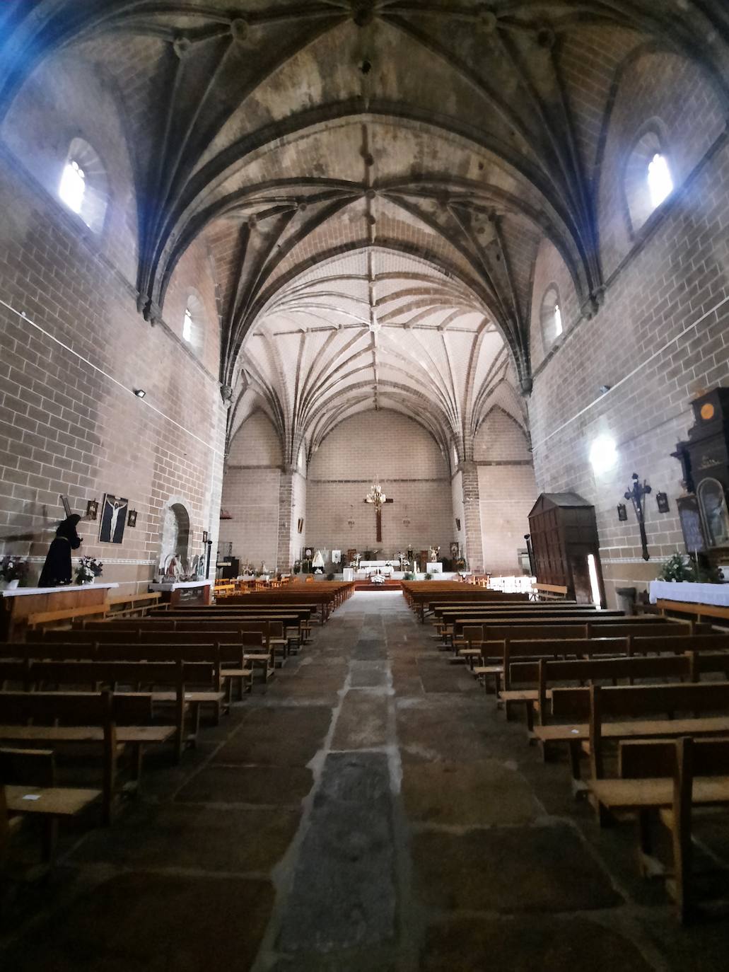 Miajadas ha vivido esta Semana Santa atípica en el interior de los templos, centrada en una 'reflexión interior'. Una situación que consideran una 'lección de vida' para entender y profundizar aspectos de la vida como el amor, la entrega, la pasión y la cruz presentes en los misterios de la vida de Cristo. 