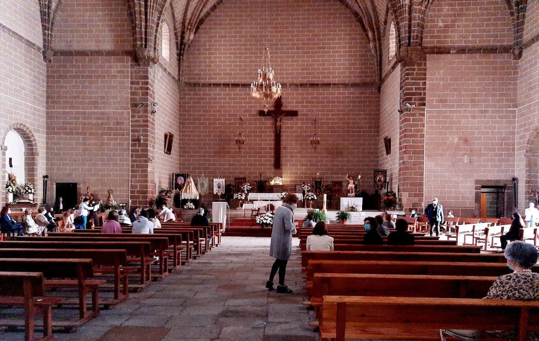 Miajadas ha vivido esta Semana Santa atípica en el interior de los templos, centrada en una 'reflexión interior'. Una situación que consideran una 'lección de vida' para entender y profundizar aspectos de la vida como el amor, la entrega, la pasión y la cruz presentes en los misterios de la vida de Cristo. 