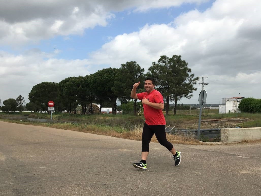 Ayer, 6 de abril, se celebró el Día Internacional del Deporte para el Desarrollo y la Paz, y los miajadeños se volcaron para poner su granito de arena. El Área de Deportes recibió una amplia respuesta a su propuesta convertida en fotografías de todos los deportistas con los que Miajadas tiene la suerte de contar. Voleibol, baloncesto, ciclismo, pádel, marcha, senderismo, running, ping pong, patinaje,... Todo lo que contribuya a la salud física es bienvenido. 